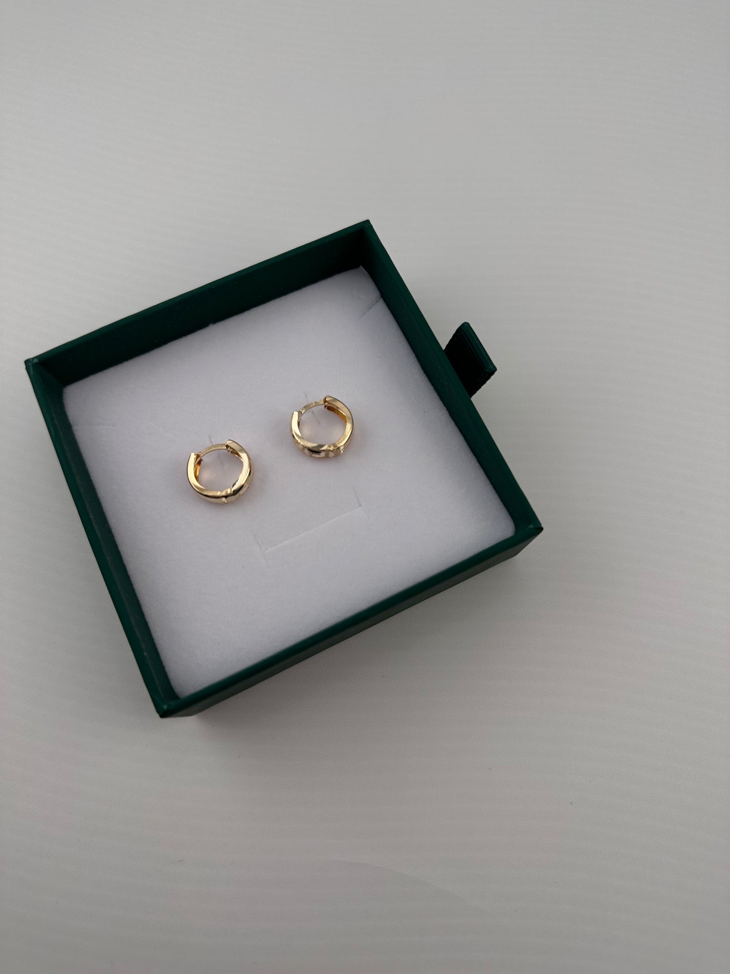 14K Gold Patterned Huggie Hoop Earrings – 15mm