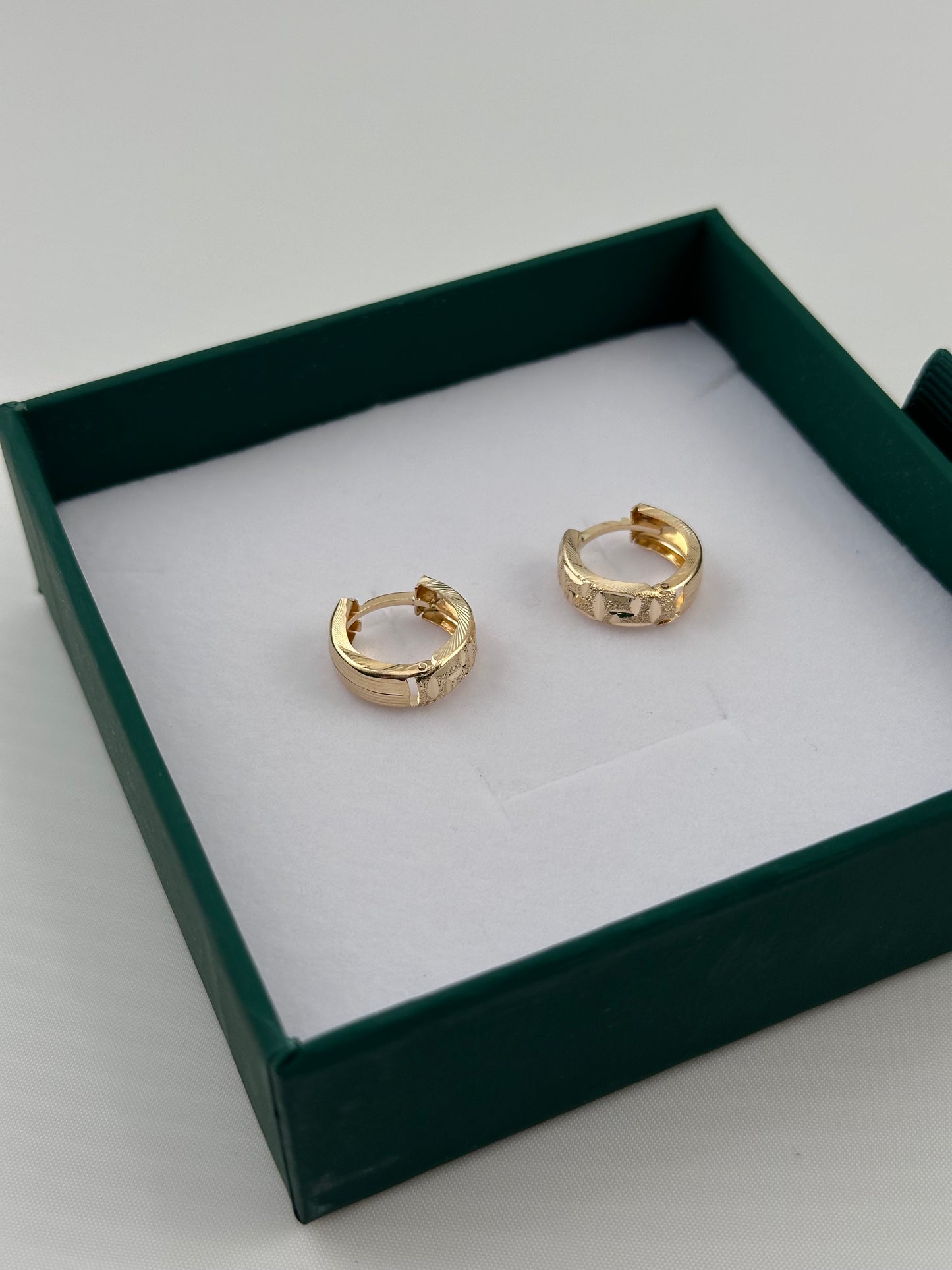 14K Gold Patterned Huggie Hoop Earrings – 15mm