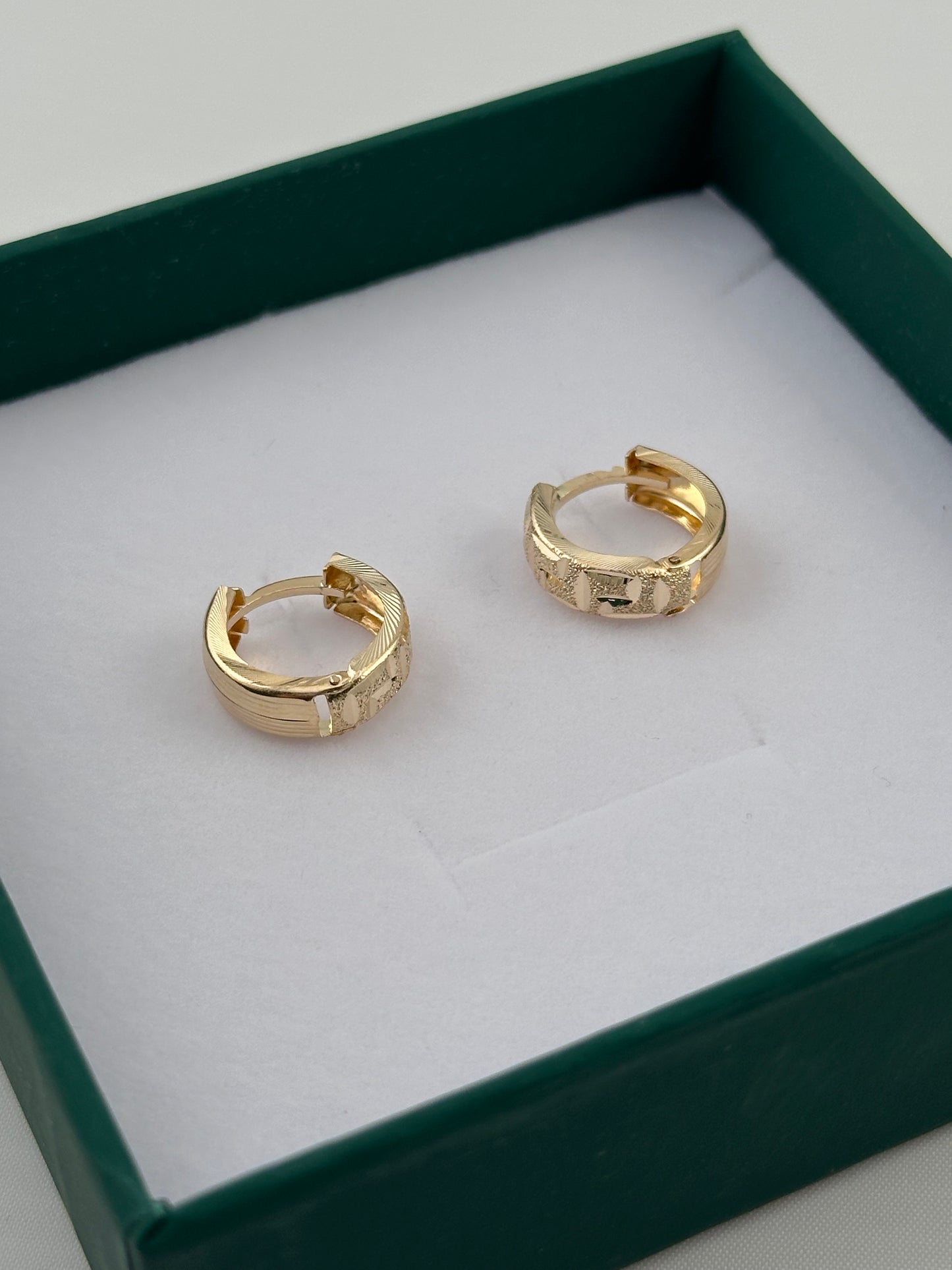 14K Gold Patterned Huggie Hoop Earrings – 15mm